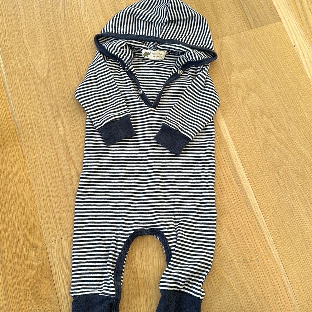 Monica and Andy organic cotton onesie w hood 3-6